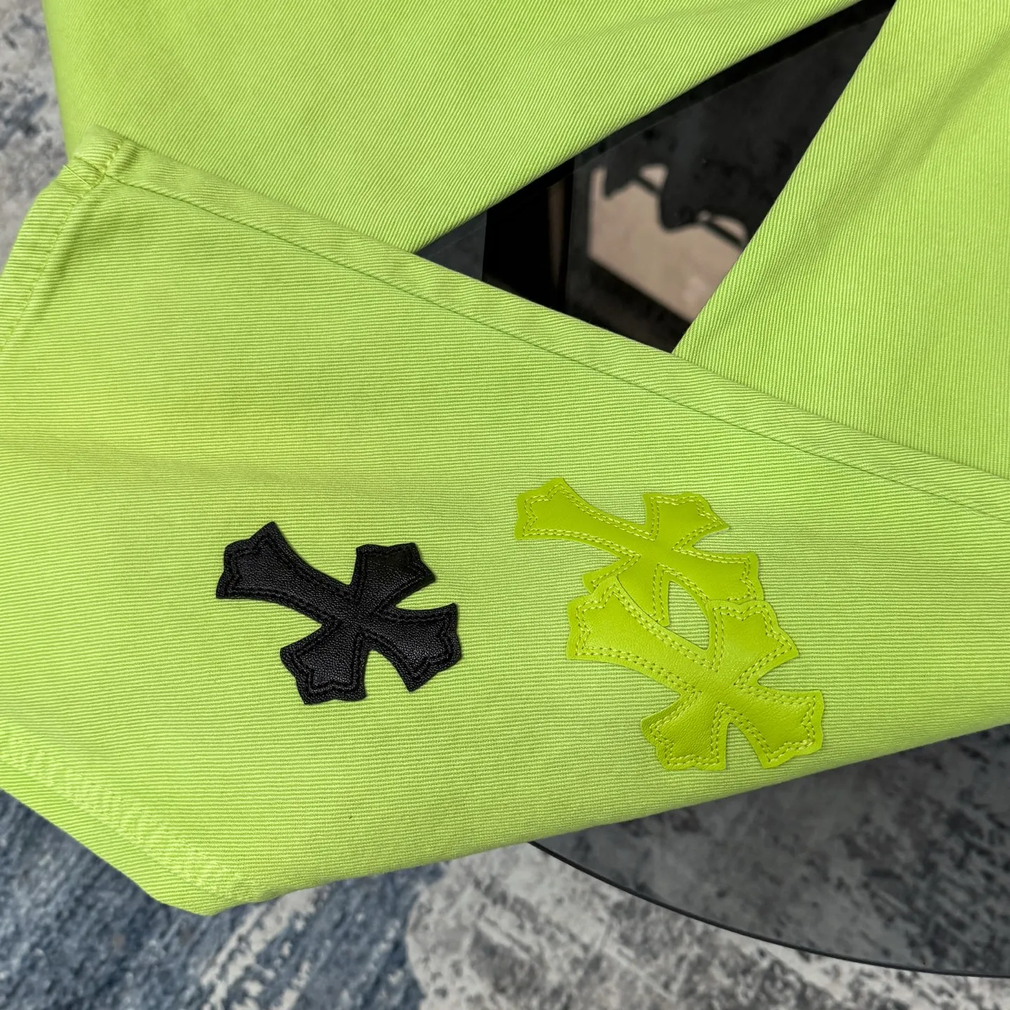 P260 Chrome hearts CH green cow king Yang Mi's same style sex recods limited green cow jeans. Really restores the ultimate texture of Vintage. Italian special cowhide print and cut. Customized sheepskin three-layer thick line leather. The whole is spliced in heavy water washing process. Craftsmen hand-splash ink. You can see the details. Three-dimensional cutting version. Loose and comfortable. Not picky about the figure. Makes taller and slimmer. Seiko factory. Original quality control. Same style for men and women. Can be matched with couples. Versatile recommendation. Essential jeans for all seasons Color: Green Size: S-XL